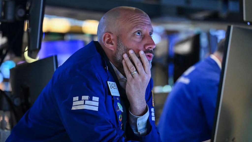 US Stocks and Dollar Plunge After Trump Calls Fed Chair Powell a “Major Loser” 2 image 30