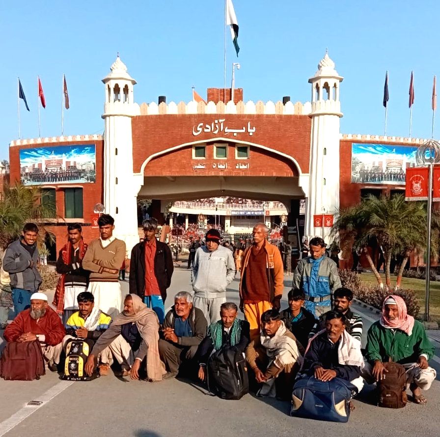 india deports 17 pakistani nationals from attari 1517847