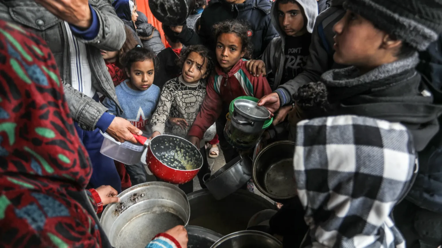 AA 20240218 33741852 33741827 WARM MEAL DISTRIBUTED TO DISPLACED PALESTINIANS IN RAFAH 1708262563