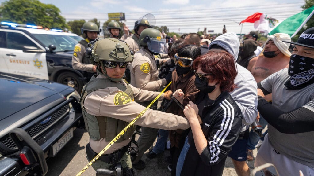 07la immigration protest carousel hqvp videoSixteenByNine3000