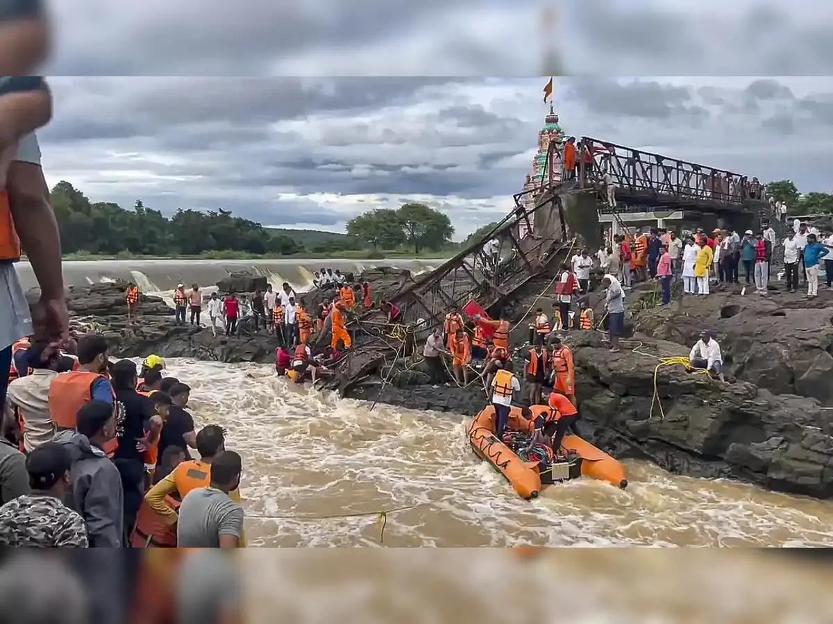 four dead dozens injured after bridge collapses in pune